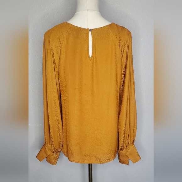 Nine West Long Sleeve Beautiful Gold Key Hole Back Blouse Size Medium - Picture 6 of 7